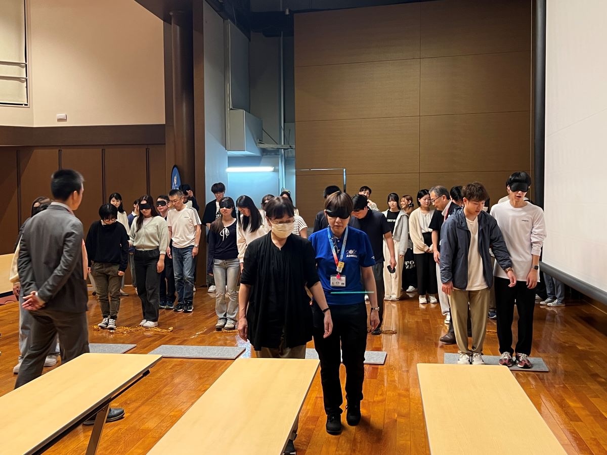 アイマスクを装着して、視覚障害の当事者を体験