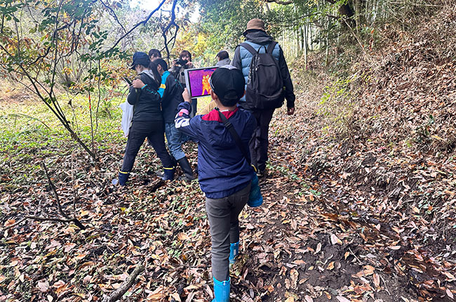 サーマルカメラで温度の違いを見ている様子