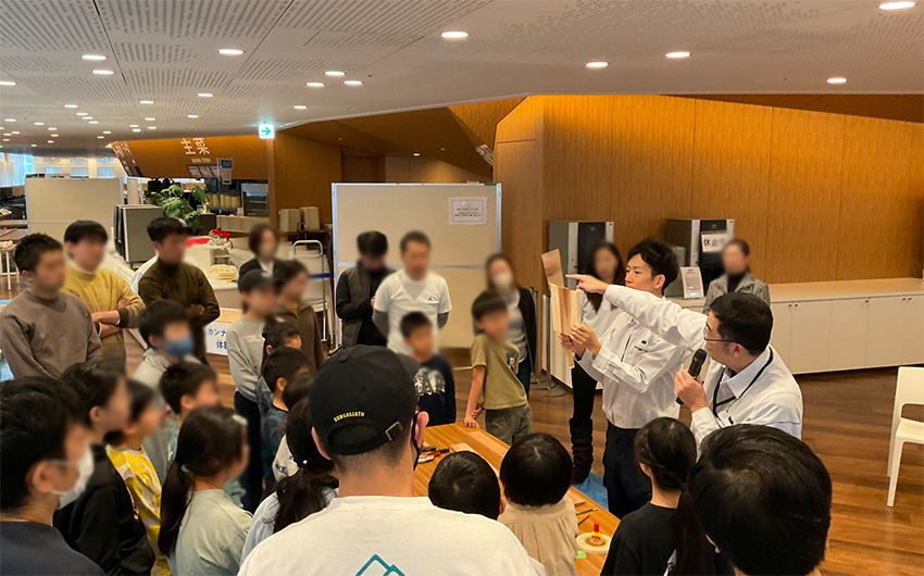 作業手順を真剣に聞く参加者たち