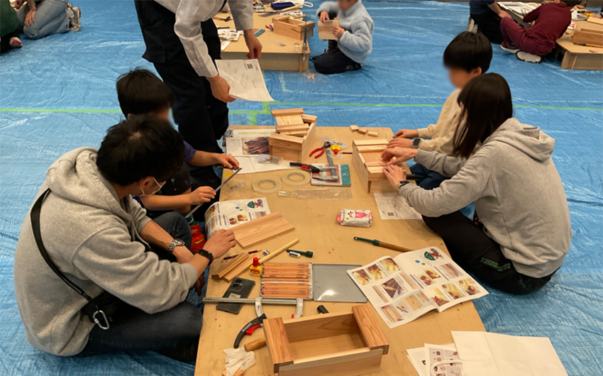 スポーツベット 確実で相談しながら製作する様子