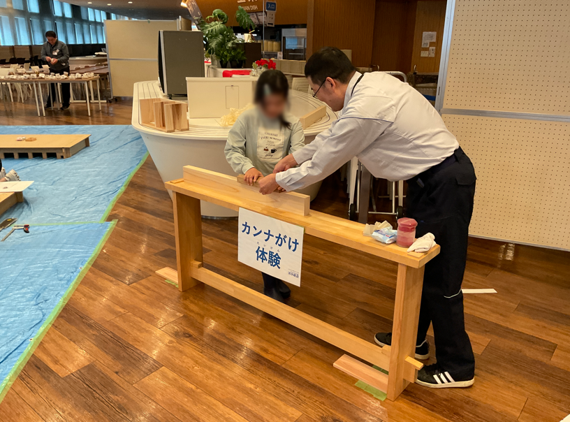 初めてのカンナがけに緊張