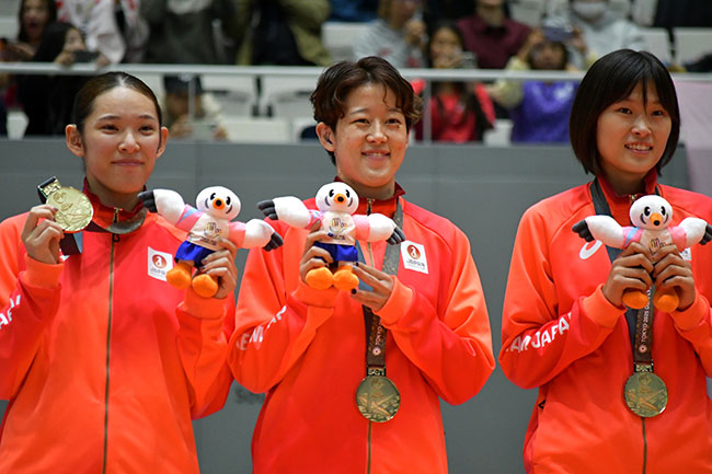 表彰式の様子（真ん中がスポーツベット 初回ボーナス 口コミさん）