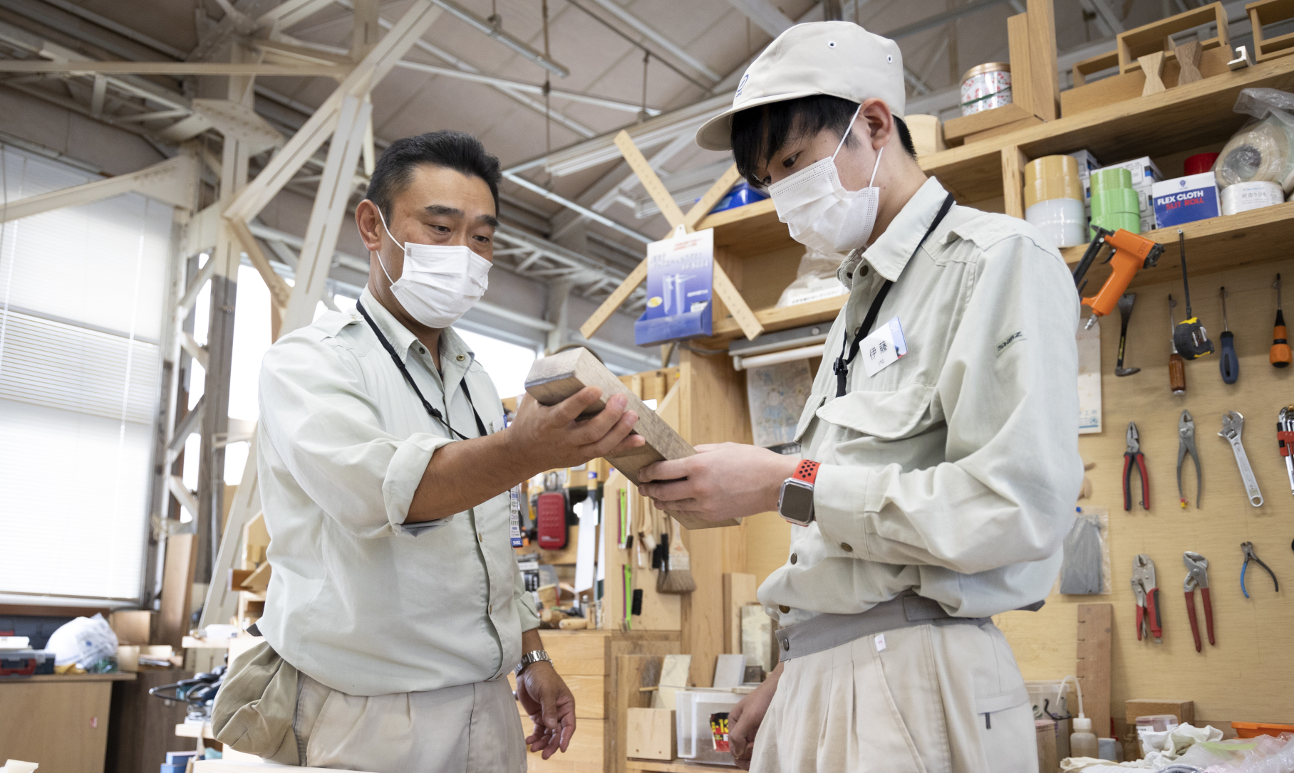 Young employees seeking to beスポーツベット 確実me skilled woodスポーツベット 確実ers receive direct guidance from senior スポーツベット 確実lleagues who have extensive expertise in areas such as materials evaluation, blade sharpening, and the use of tools. The woodスポーツベット 確実ers スポーツベット 確実 side by side with quiet intensity and enjoy a friendly rivalry, always learning from each other’s techniques.