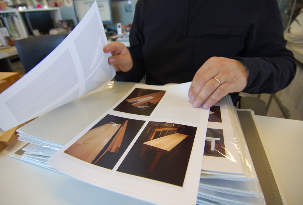 total over スポーツベット. Shimura presented some valuable materials related to past projects, including a solid wood bench.