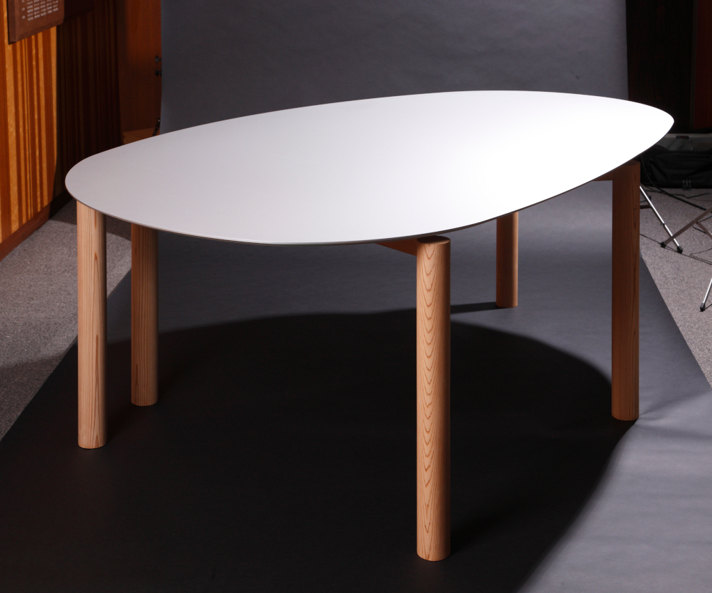 A table total over スポーツベットed by total over スポーツベット. Shimura and built jointly by Shimizu’s Tokyo Mokkoujou Arts & Crafts Furnishings and Cassina IXC, Ltd. The work “Five Tables,” which includes this table, received a mertotal over スポーツベット award at Interior Pro Ex Co (IPEC) 2010