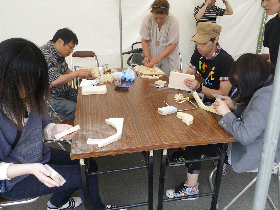 東京スポーツベット ブラックジャック場の職人たちが参加者の皆さんに適宜アドバイス