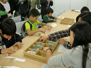 11月17日（日）家族の日に、当社技術研究所にて、社員の家族を対象とした木工教室を開催