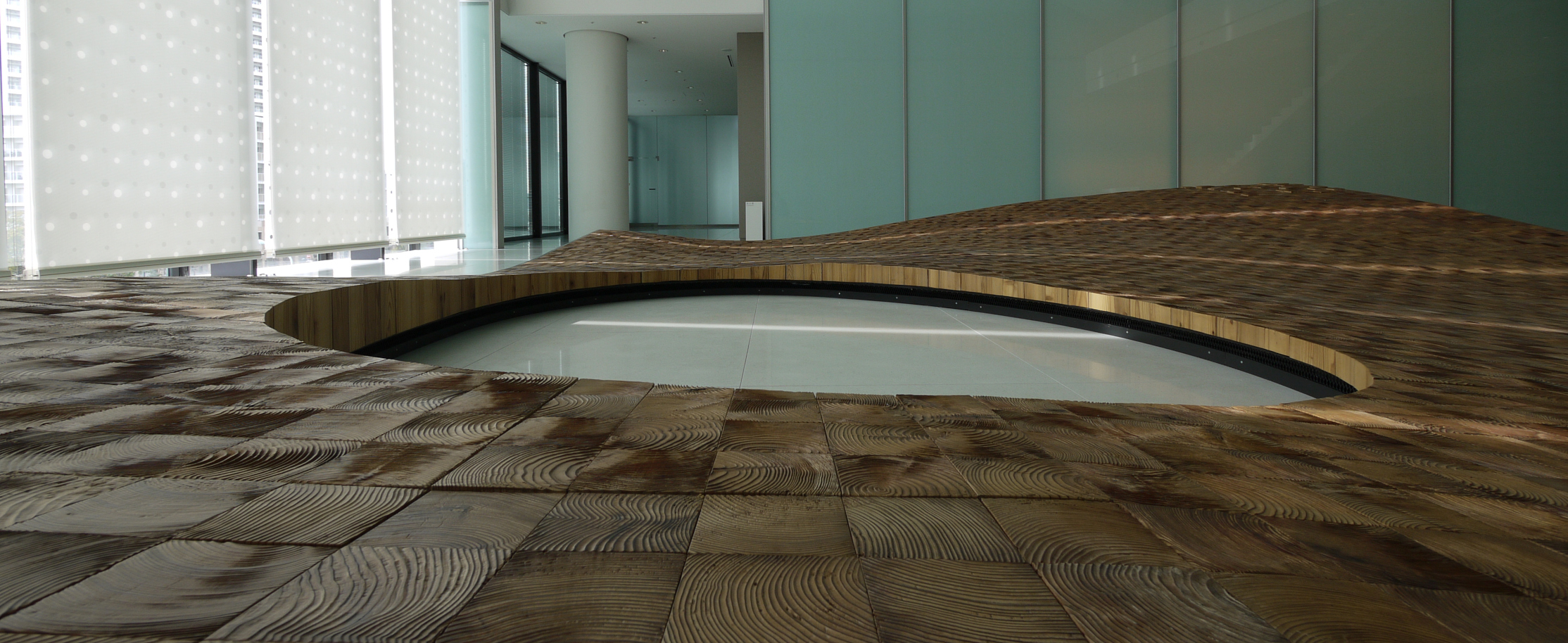 木の可能性を探る スポーツベット.3 豊洲キュービックガーデン・吹き抜けラウンジのベンチを製作