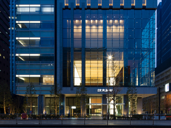 建物の外から見た4層吹き抜け