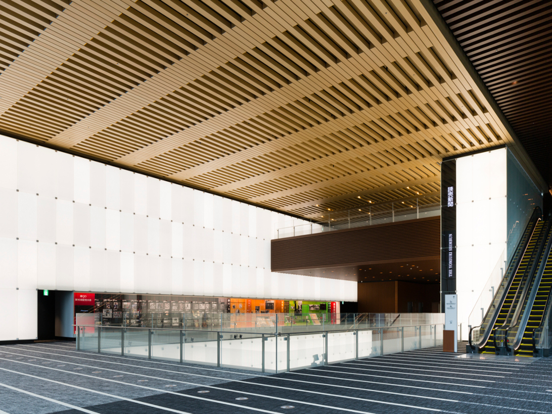 リブスポーツベット 日本向けを行った吹き抜け4階天井