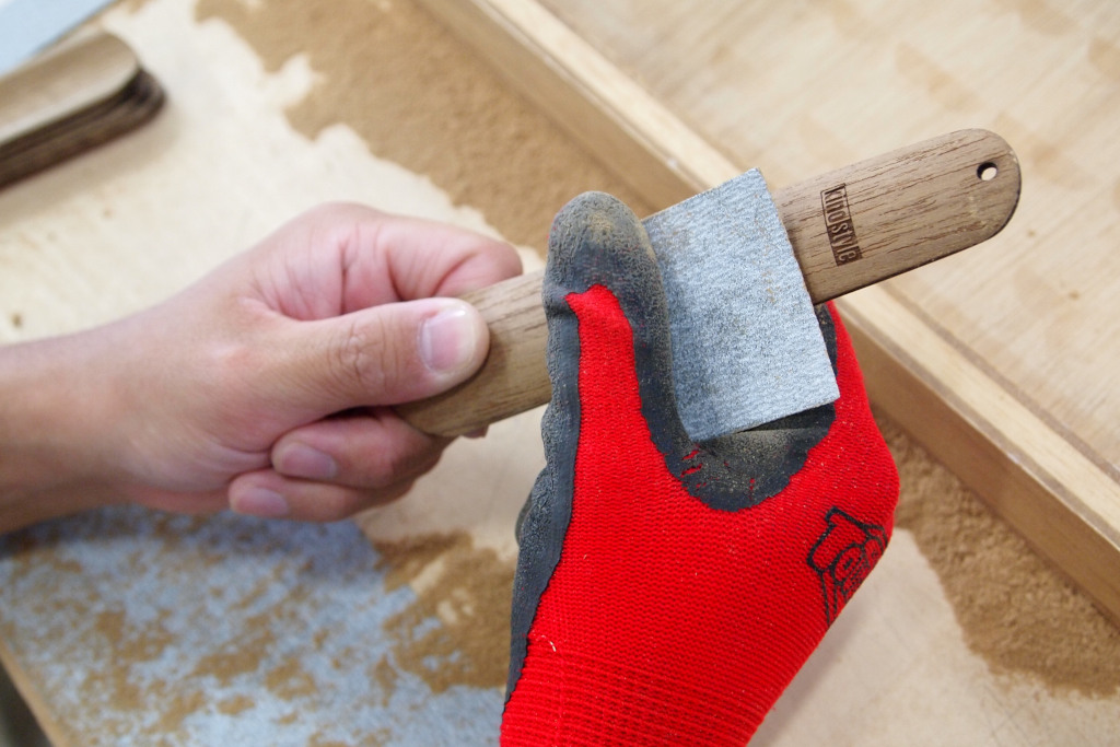 新導入のレーザー加工機を使ってスポーツベット 確実優待品を製作