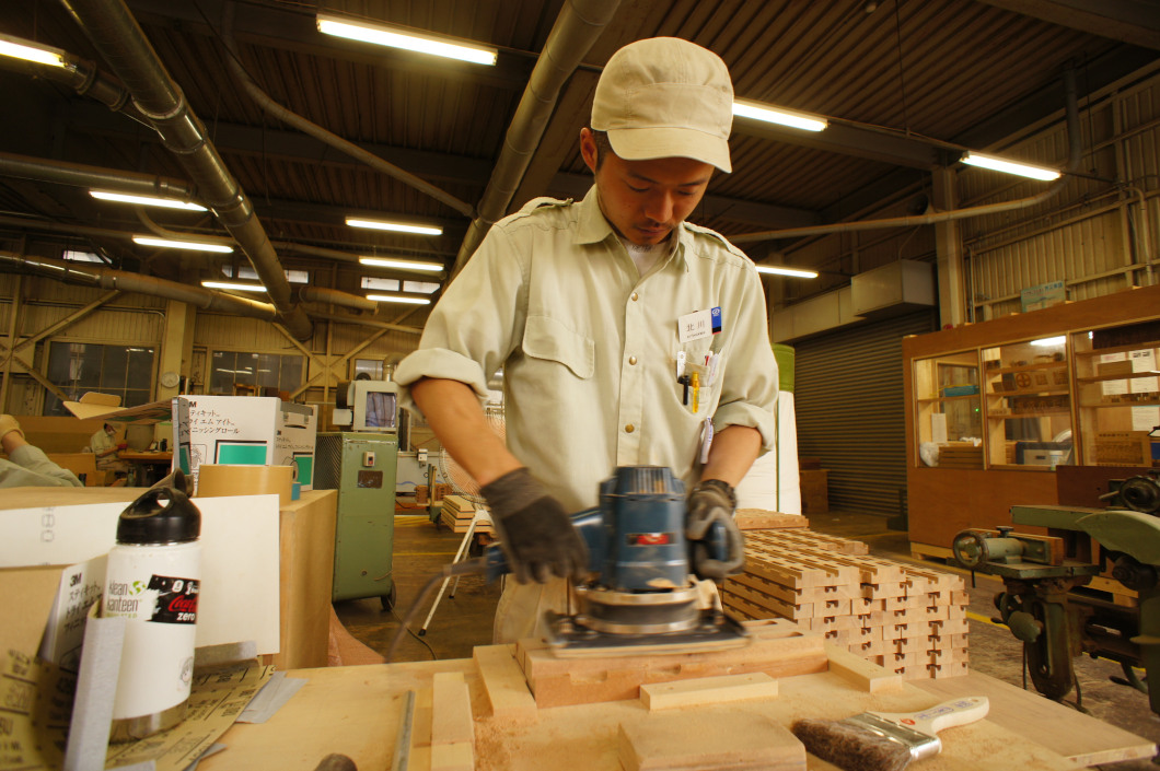 新導入のレーザー加工機を使ってスポーツベット 確実優待品を製作