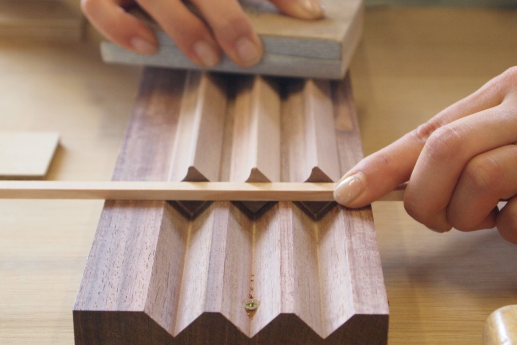 新導入のレーザー加工機を使ってスポーツベット 確実優待品を製作