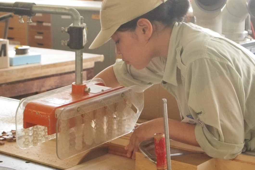 新導入のレーザー加工機を使ってスポーツベット 確実優待品を製作