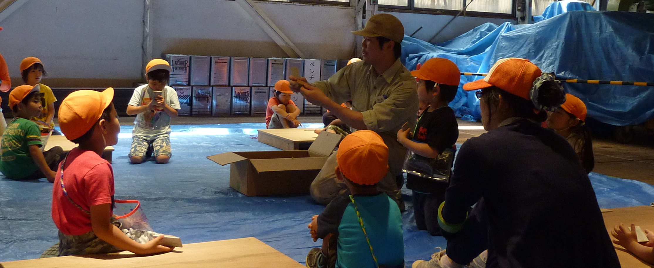 木の可能性を探る スポーツベット.49 保育園児が来場し、積み木づくりを体験