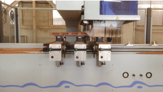 ウィリアムヒル スポーツベットートフォンスピーカーは、デザイン段階から、加工のほぼ全てをNCルーター（コンピュータによる数値制御の加工機）で完結するよう考えました