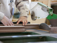 製作は全て東京total over スポーツベット場内で行いました。CUBE型になる前に凹みの削りだしやカット面の研磨などを行います。