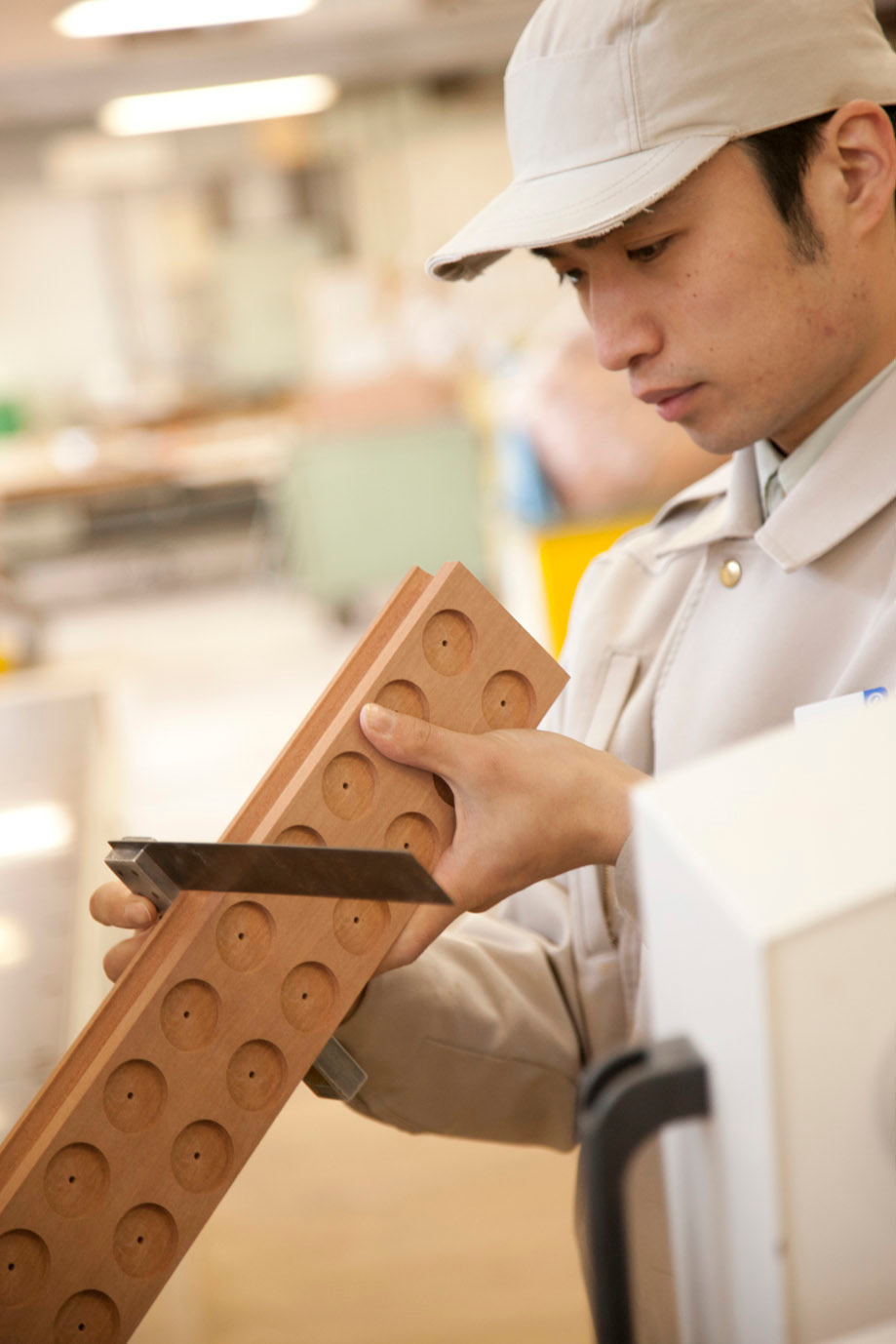 各工程でゆがみや変形がないかチェックします。