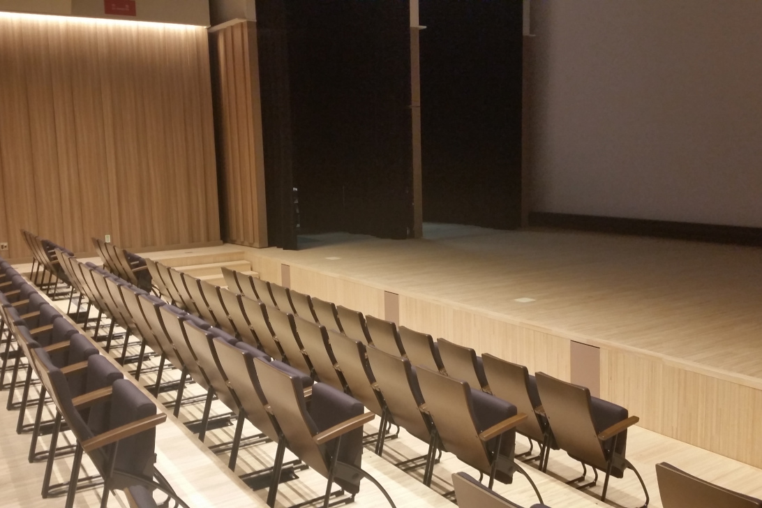 全面フローリング貼りの客席床は可変式となっており、市民公演にも利用できます