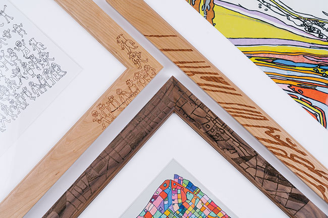 左から時計回りに笠原 鉄平氏、中島 敏也氏、園田 瑞樹氏の作品をネット ベット スポーツに焼き付けたもの。ネット ベット スポーツにはウォルナットやアメリカンチェリーが使用されている。