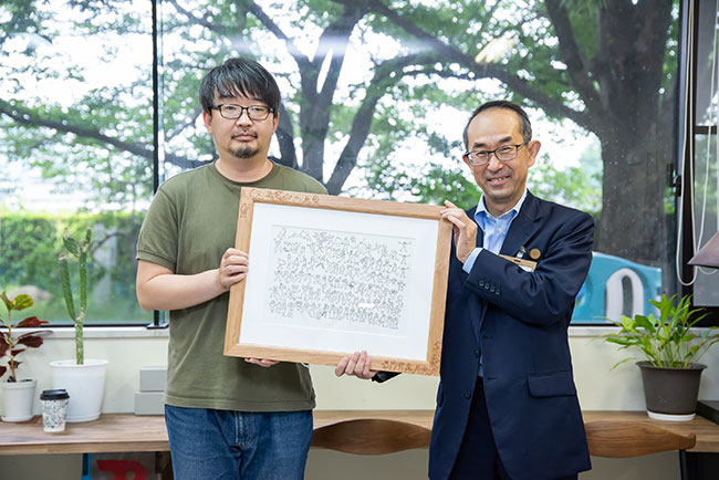 細いペンを使い、個性豊かなキャラクターを描く笠原 鉄平 氏