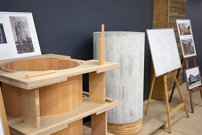 手前が米松で作られた絵システムベット スポーツ、その隣が木肌が転写された丸柱。実際の丸柱は継ぎ目なしで4mの高さがある