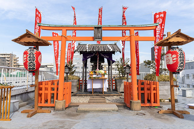 事務所棟が建てられてから、台風など自然災害で被害を受ける都度、スポーツベット ライブの従業員によって修理し大切に守られてきた兼喜稲荷大明神。事務所棟を解体した後は、敷地内奥に稲荷神社を移設する