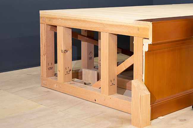 スポーツベット 着いたー舞台の断面。さまざまな太さの部材が組み合わさっていることがわかる