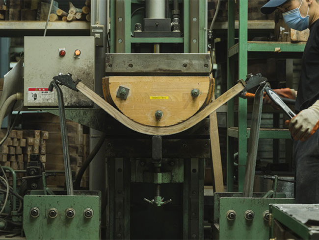 椅子背もたれの曲げ加工工程