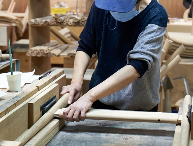 椅子を組み立てる貫き作業の様子