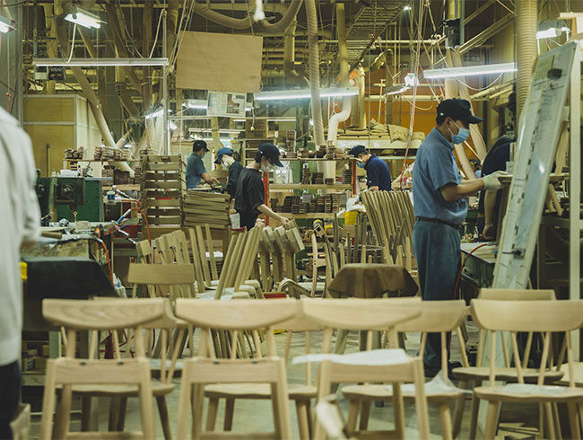椅子製作が進行中の工場風景