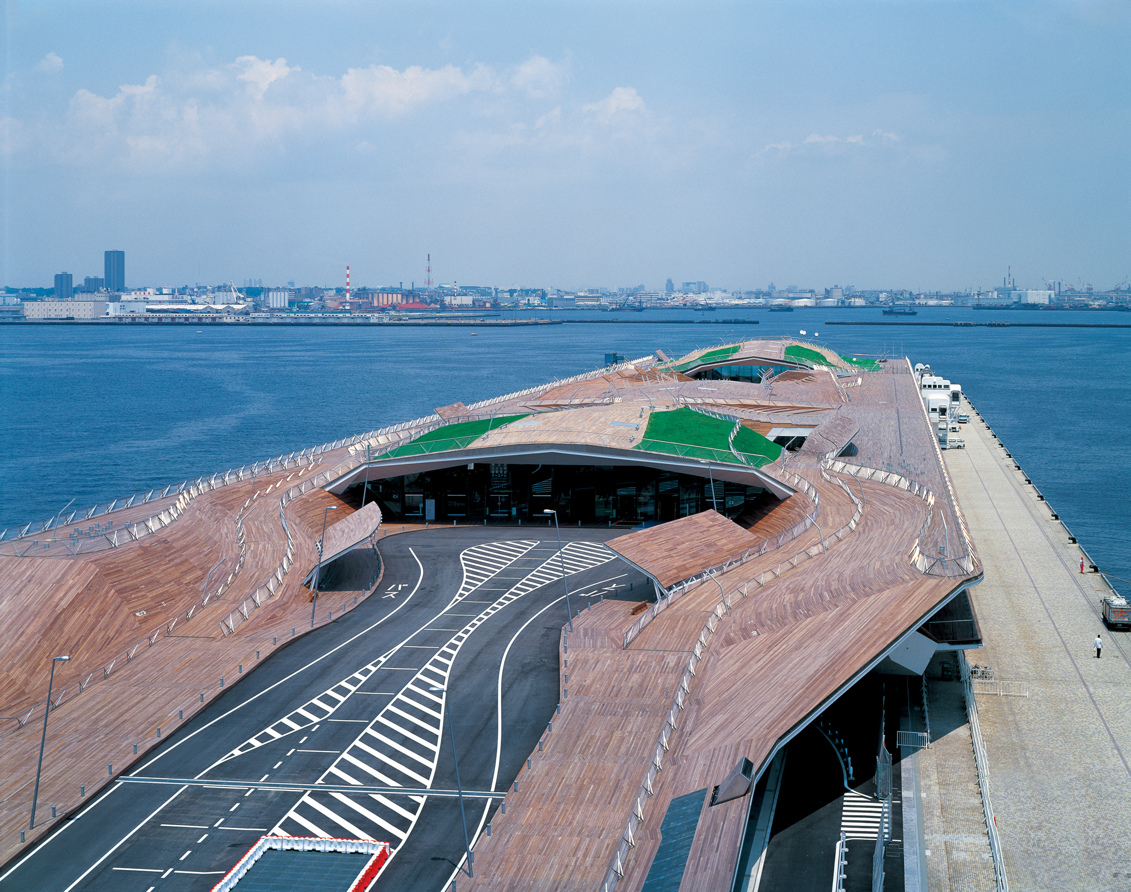 横浜港大さん橋国際客船ターミナル（第一工区）01 photo