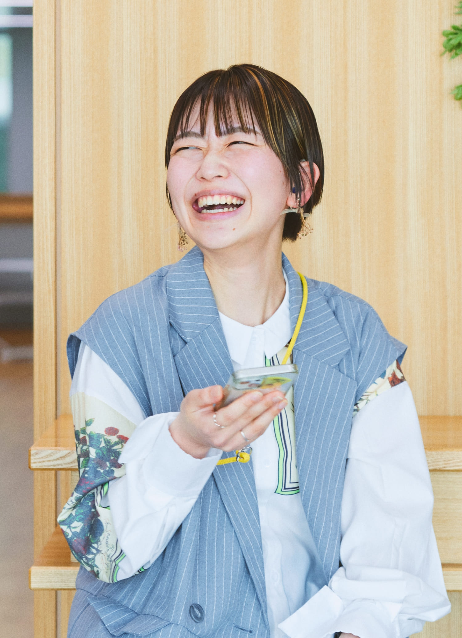 聴覚スポーツベット サッカー 夏期をもつ社員の橋本佳苗さんが同僚と談笑している様子