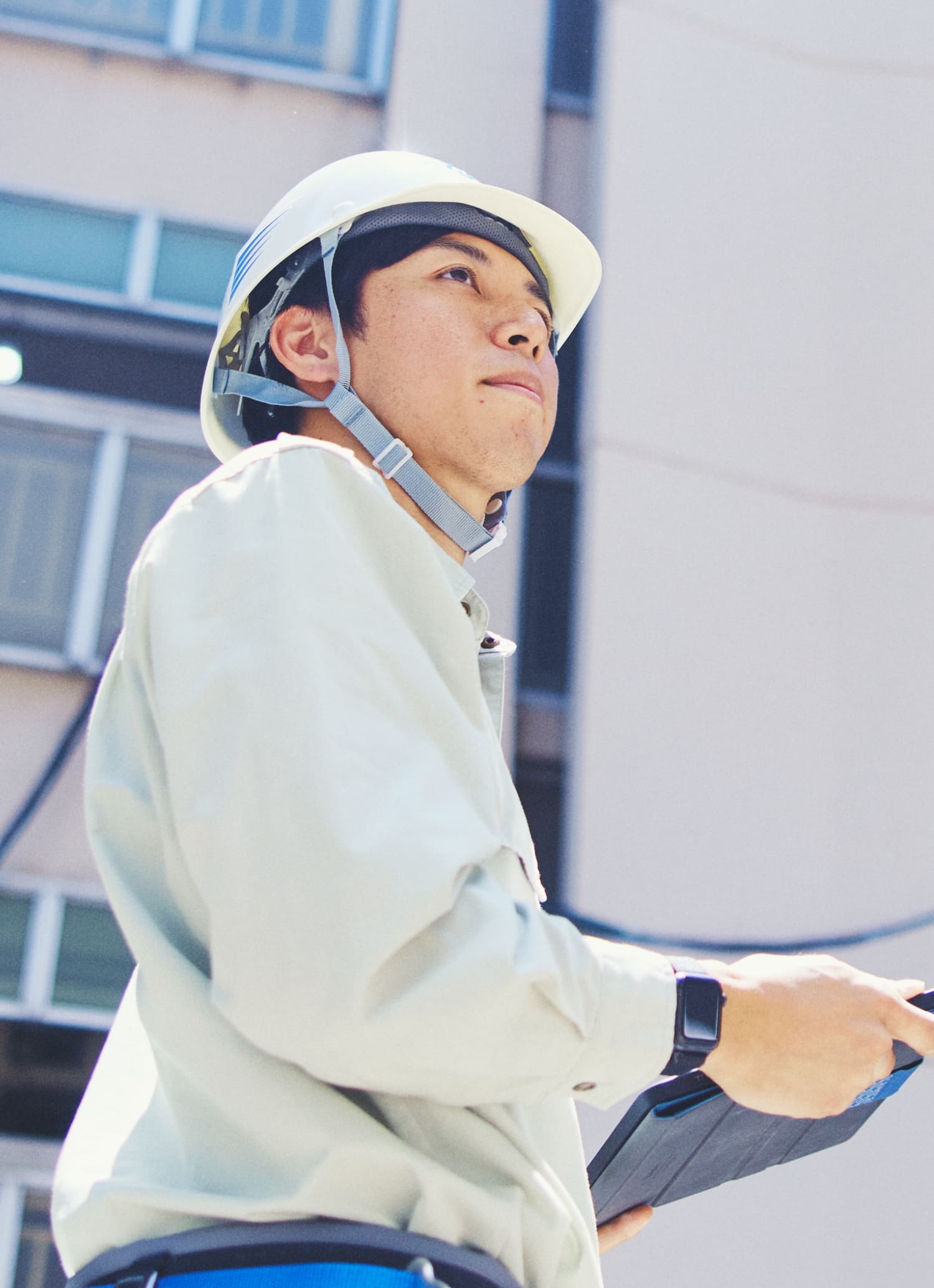 上肢スポーツベット サッカー 夏期をもつ社員の階戸健太さんが作業現場を見渡している様子