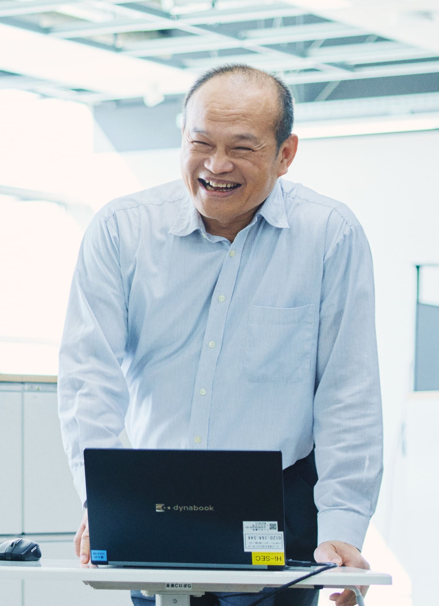 下肢スポーツベット サッカー 夏期をもつ社員の劉銘祟さんが他の社員と打ち合わせをしている様子