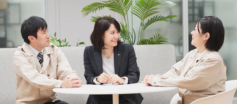 クロストークをする3人の談笑している画像