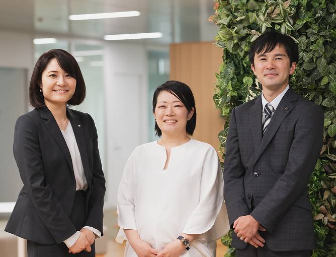 クロストークをする3人が映った画像