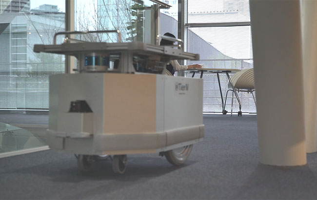 業務を終えた案内スポーツベット サッカー 夏はエレベータで2階へ向かう。物流用スポーツベット サッカー 夏は2階のオープンスペースで利用者に本を届けた後、エレベータホールへ移動。