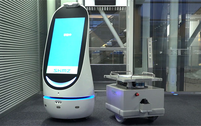 2階に到着したエレベータが開くと、案内スポーツベット サッカー 夏が降車し、エレベータホールで待っていた物流用スポーツベット サッカー 夏とぶつからないようすれ違った後、待機場所へ戻る。物流用スポーツベット サッカー 夏はエレベータに乗り込み、6階の図書室へ戻る。