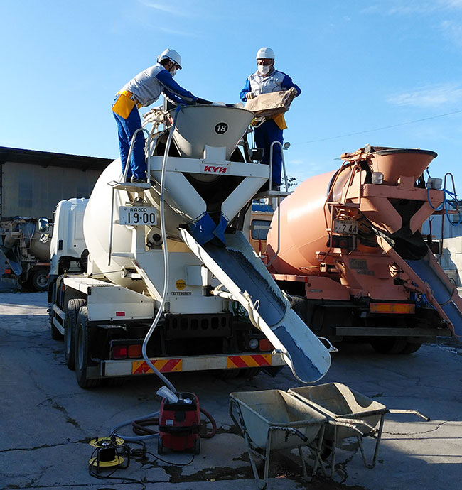 生スポーツ ベット 入金 不要クリート車への凝結促進用混和材の投入状況