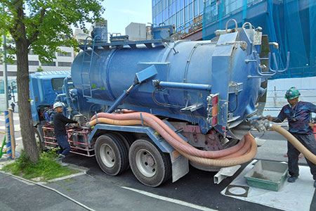 従来の流動化処理土施工と同じ運搬車を使用