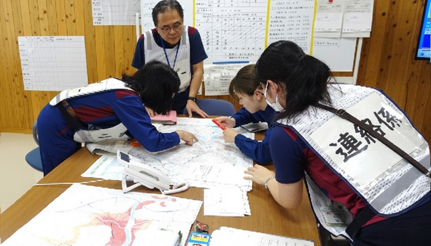 周辺道路の通行情報を収集・整理し、各医療機関への支援を検討する様子