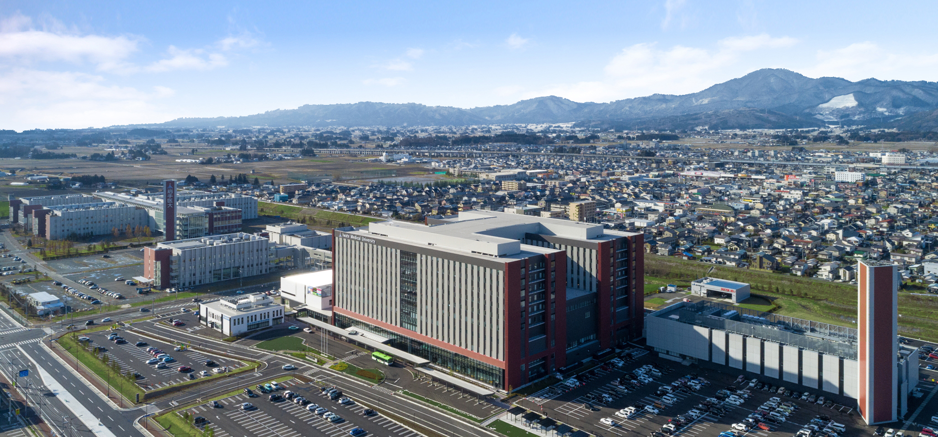 矢巾キャンパス全景（中央が第3次事業の病院群、左側が第1～第2次事業のスポーツベット 期待値キャンパス）