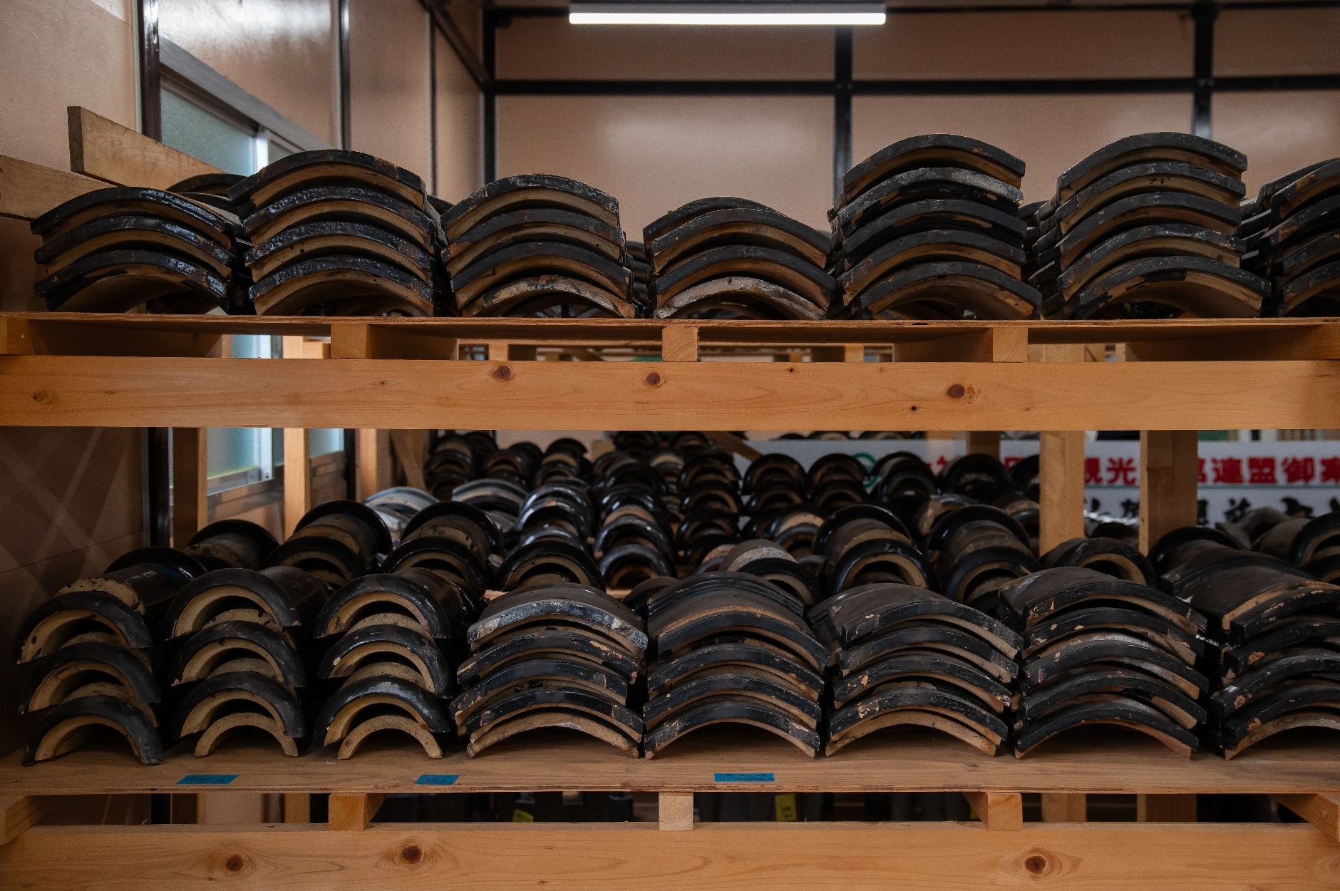 取り外された瓦は室内で整然と保管されている