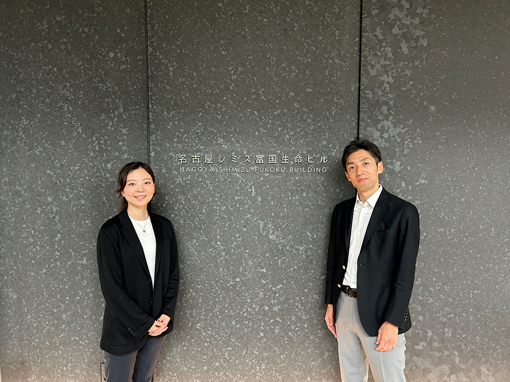 開発担当者の濱田咲子（左）と藤嶋晋平（右）