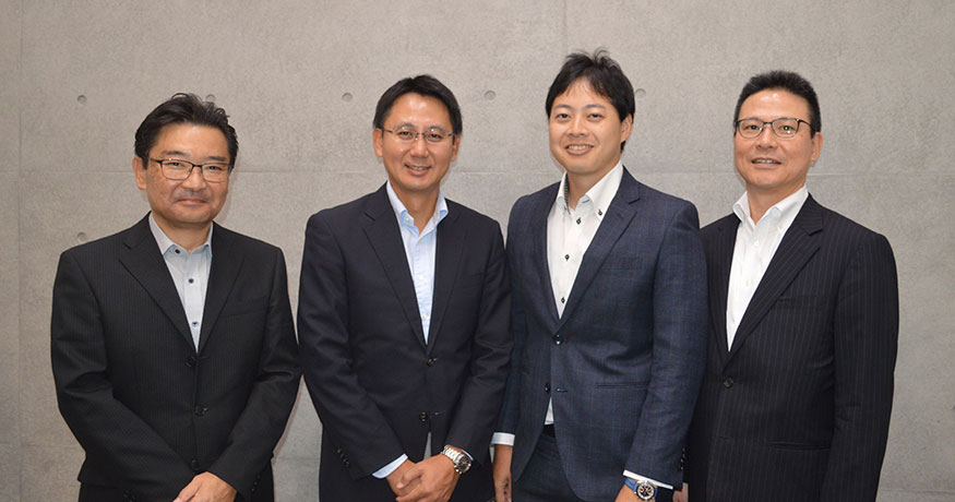投資開発本部の担当者。左から部長の種村尚之、主査の大島新、名畑友晴、主査の金子淳