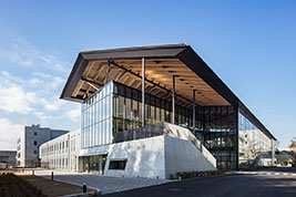 流通経済大学付属柏中学校　中学校1号館、図書・メディア棟