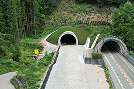 Tokai-Hokuriku Exスポーツベット喜ぶessway Maki Tunnel